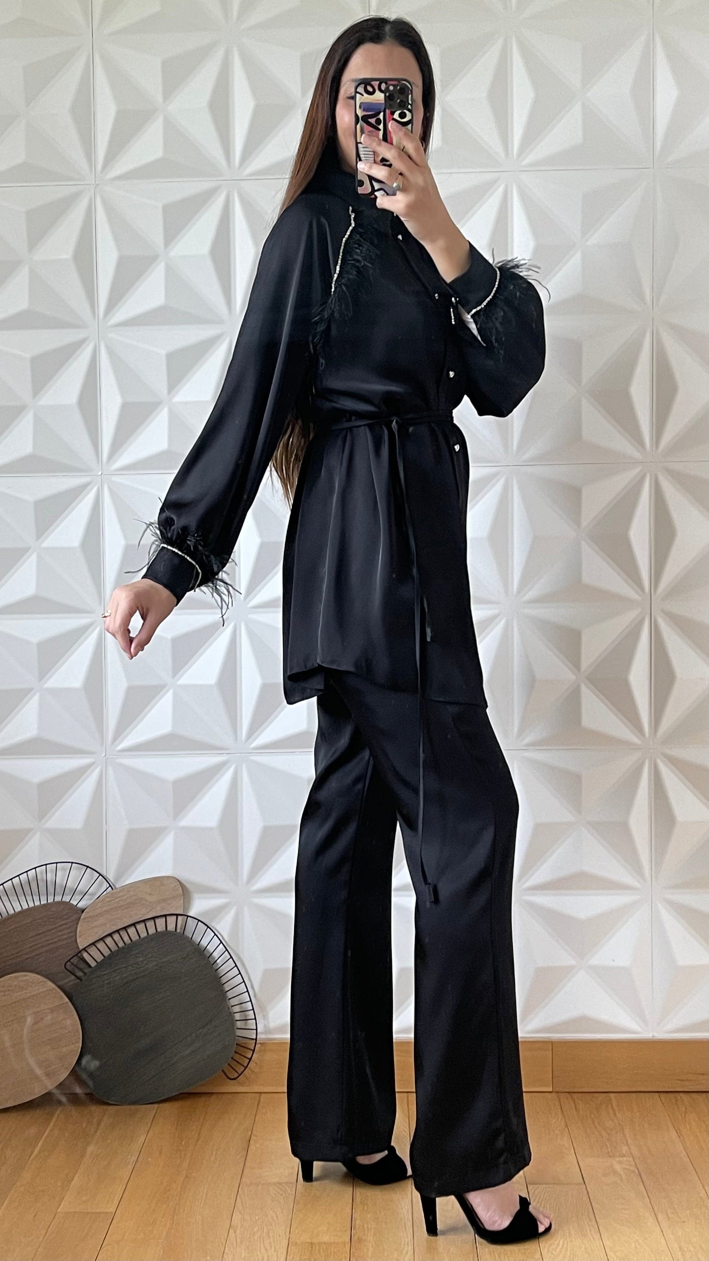 Ensemble en satin avec chemise ornementée à plumes et pantalon large - Noir