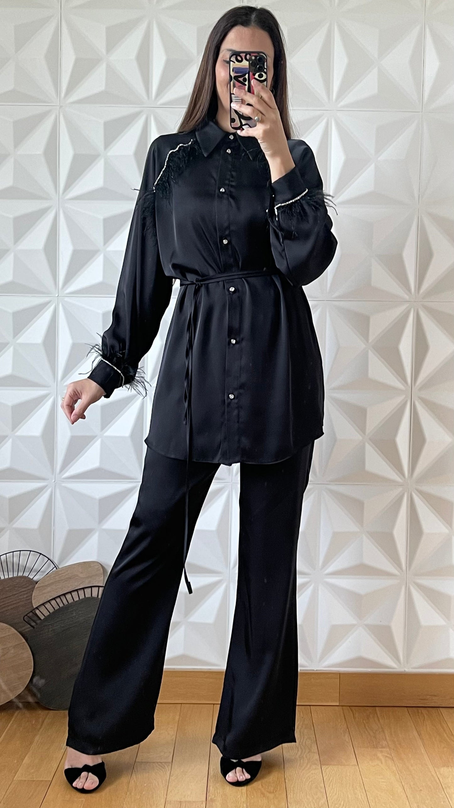 Ensemble en satin avec chemise ornementée à plumes et pantalon large - Noir