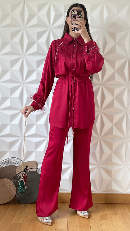 Ensemble en satin avec chemise ornementée à plumes et pantalon large - Rouge intense