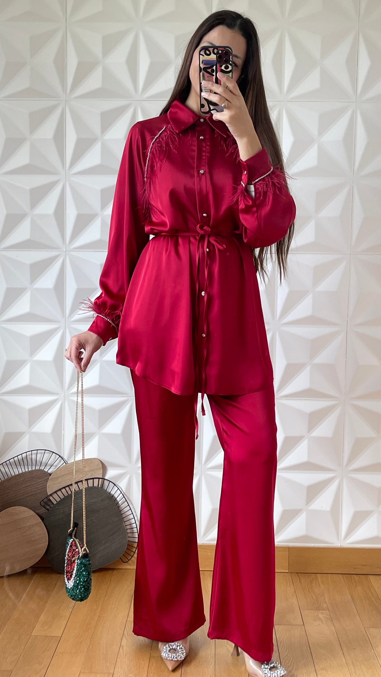 Ensemble en satin avec chemise ornementée à plumes et pantalon large - Rouge intense