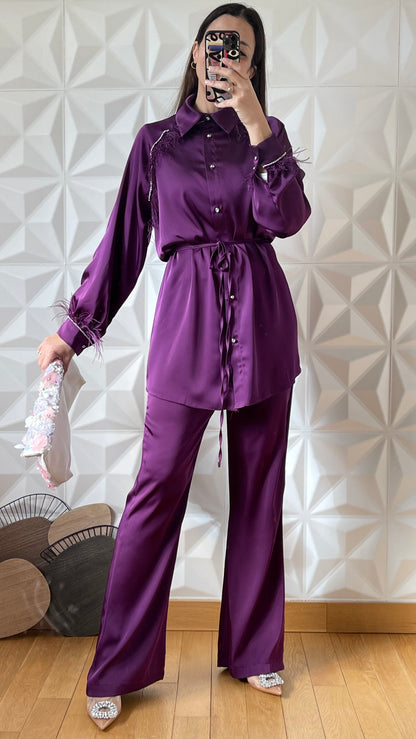 Ensemble en satin avec chemise ornementée à plumes et pantalon large - Violet intense