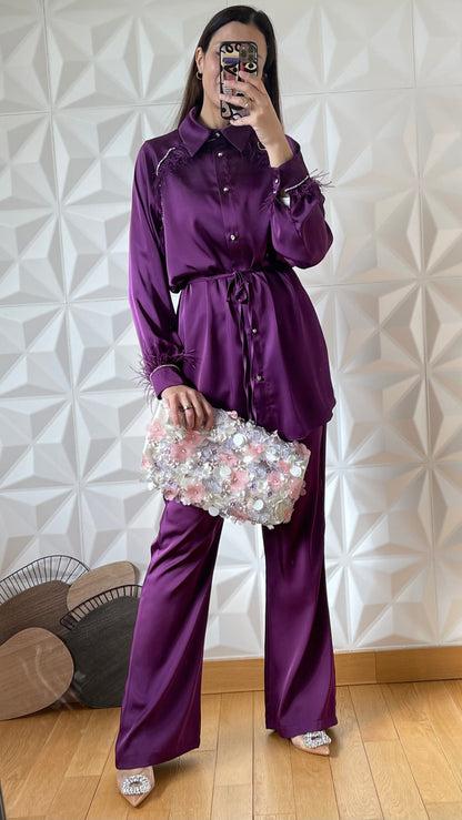 Ensemble en satin avec chemise ornementée à plumes et pantalon large - Violet intense